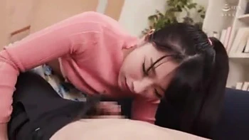 Vadia totalmente exposta chupando pau!