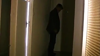 Дедки приходят к другу и жестко трахают его жену в большой зад