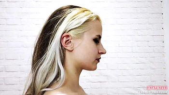 18-jähriges russisches Teen Katya posiert nackt im ersten Casting-Interview