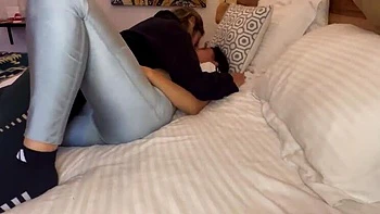 Скарлетт и компания: латинская девушка пальцами и языком ебет киску