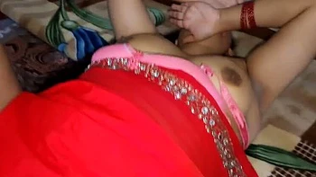 Desi Bhabhi im roten Saree verführt Devar mit großen Titten und fettem Arsch