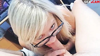 Blonde à lunettes suce grosse bite à genoux