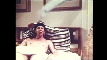 MILF vintage chupando e fodendo loucamente no retro