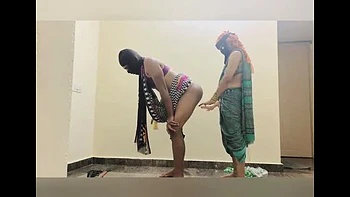 Мусульманка в хиджабе трахает мужа-сисси в клетке целомудрия