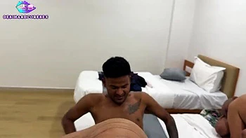 Индийский отчим и пасынок трахают десийских девок Акшу и MastiGirl750 в отеле