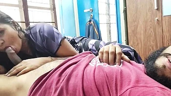 Madrasta india caliente chupa la polla del hijastro en mall