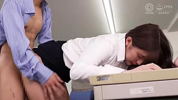 Süßes asiatisches Girl lutscht mit wackelnden Titten