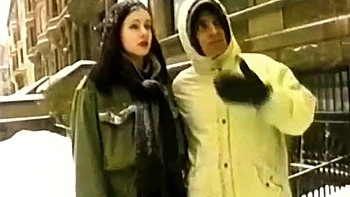 Худая красотка трахается догги стайл на публике