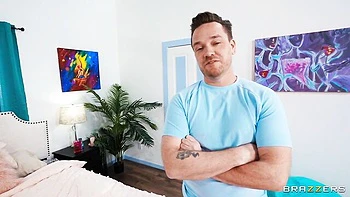 Рыжая MILF Абигейл Моррис ебётся с огромным членом в догги