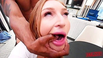 Пышногрудая Скайлар Сноу трахается чёрным членом в зад