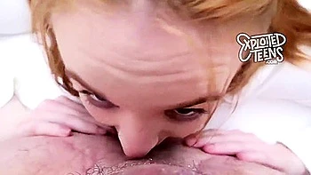 Ruiva adolescente leva creampie quente do velho no motel