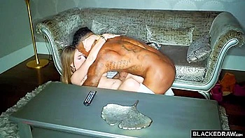 Брюнетка-подросток трясет большой зад ради черного члена