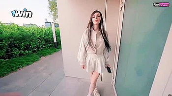 Озабоченная девушка сосет член на публике и дико мастурбирует