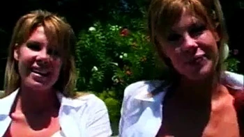 Gêmeas anais montam cowgirl e fazem boquetes no trio