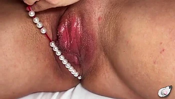Herrin Pink Pearl wichst ihre große Klitoris - nasse Fotze, tiefe Finger und extremer Orgasmus