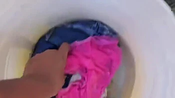 Esposa toma banho nua com sutiã branco e calcinha rosa