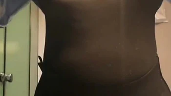 Verführung im Büro-Klo endet mit Solo-Orgasmus