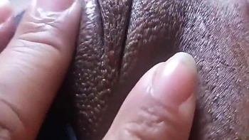 Плохая девственница дрочит грязную индийскую киску