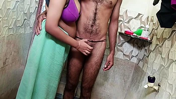 Novio me sorprende follando con concha apretada en baño - India tamil caliente