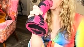 Soapyfate suce un énorme gode