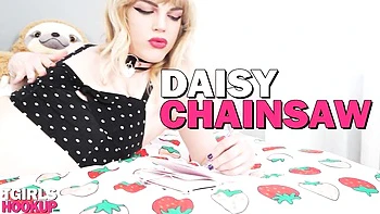 Сексуальная транс-эскорт мастурбирует и её трахает в зад