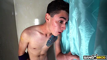 Jeune Juan baise une bombe solide