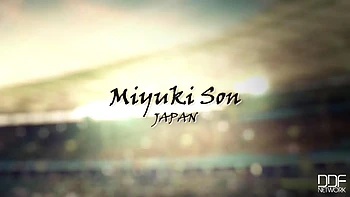 Gata japonesa acorda para uma foda hardcore