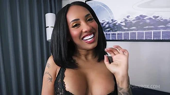 Kona Jade spritzt beim Ficken und Schwanzlutschen