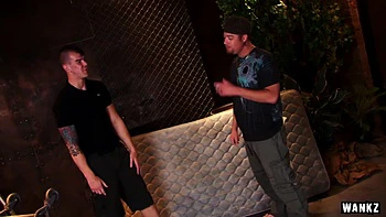 Janie Jones de 18 ans baisée par un dragueur