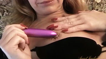 MILF Kami s'amuse en solo avec son vibro