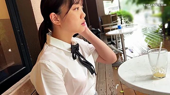 Азиатская школьница отсасывает член