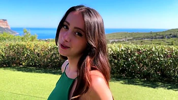 Kira partage ses gros seins en lingerie française avec Oletsha