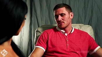 Брюнетка милф наряжается сексуально, чтобы сесть на огромный член