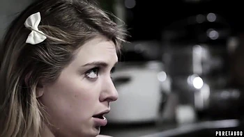 Giselle la belle blonde belle-fille se fait baiser fort dans la cuisine