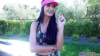 Milf tetona Silvia Saige se lame su propio jugo de coño