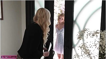 Milf lèche la chatte douce et poilue de sa baby-sitter