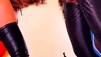 Nikumaluya en costume se fait baiser anal avec doigts et strap-on