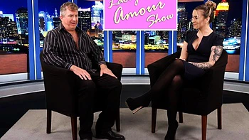 Rubia cachonda traga y recibe facial