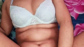 Bhabhi bangladaise se fait baiser en levrette avec gros seins