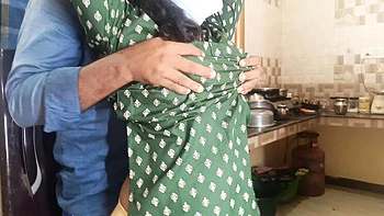 Индийская домработница и жена трахается с сводным братом в домашнем 4K видео