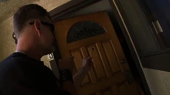 Fremdgehende busige Frau schockiert von riesigem Schwanz, schluckt Sperma