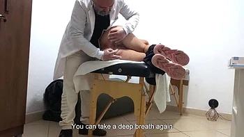 Proktologe fickt und masturbiert Gabi Sweets fetten Arsch in 4K