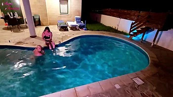 Farra na piscina: MILFs alemãs com boquete e sexo bruto