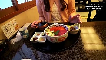 Morena japonesa chupando y follando a cuatro