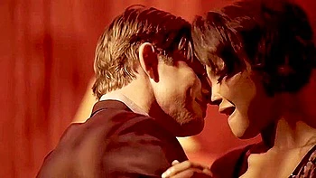 Brünette Ebony bläst dicken Schwanz und bekommt Analfingern