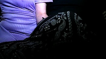 Брюнетка сосёт большой член и получает кремпай на коленях у огня