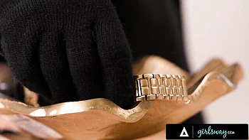 Petite brune Aften Opal chevauche dildo et suce