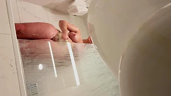 Волосатая блондинка-студентка дрочит в душе на камеру