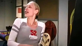 Фламандка трахается с барменом, глубокий минет и кончают внутрь