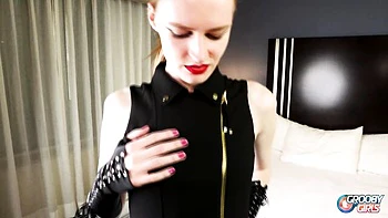 Unwiderstehliche Hailey fickt mit Dildo